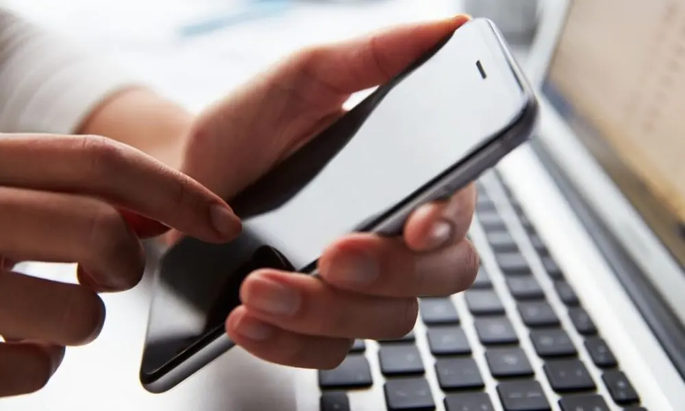 Uso compulsivo de celular no trabalho pode custar seu emprego? Confira